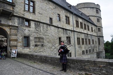 Zur Begrüßung der Gäste ein Spieler von "The Pride of Scotland Pipes and Drums"